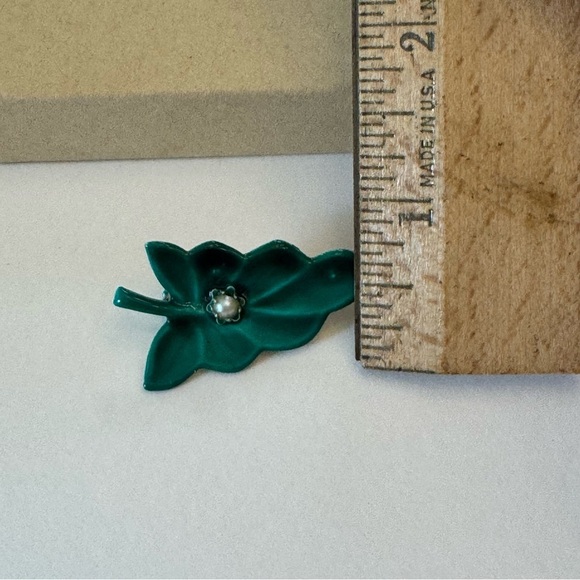 Beautiful Green Lead Enamel Pearl Brooch Dainty Vintage Rare Gold Tone - Picture 7 of 7